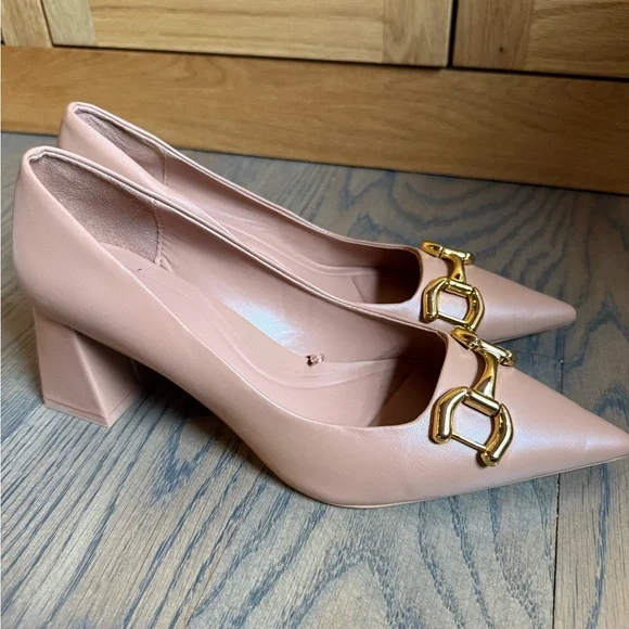 Like new Zara nude pointed-toe pumps with a gold-tone snaffle buckle detail. 9 - Picture 3 of 5